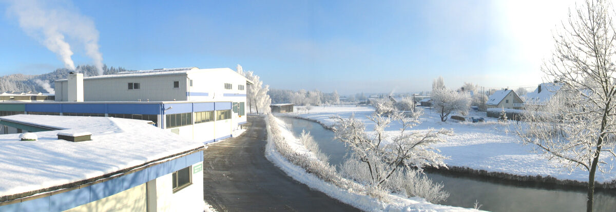 Das Firmengelände von Fluhr Displays in den schönen Stauden als verschneite Winterlandschaft
