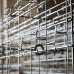 Detailansicht der Halterung für Produkte oder Karten für ein POS-Display von Fluhr Displays